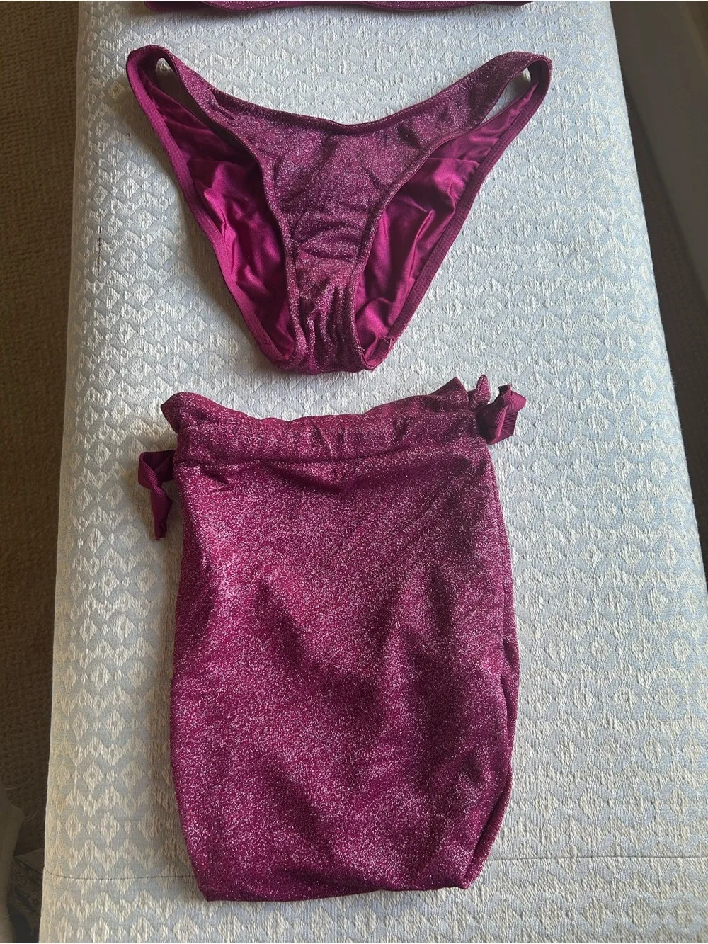Women’s Shimmery Magenta Bikini  Swim  Set  with carry pouch. Size small. L